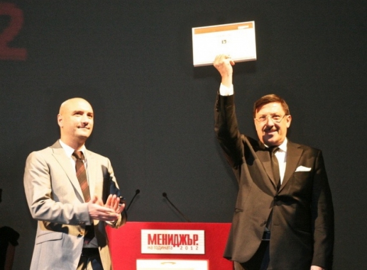 Maxim Behar received the Manager of the Year prize of the viewers of bTV from weather man Emil Cholakov (left), one of bTV's most popular faces.