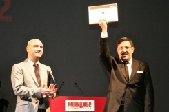 Maxim Behar received the Manager of the Year prize of the viewers of bTV from weather man Emil Cholakov (left), one of bTV's most popular faces.